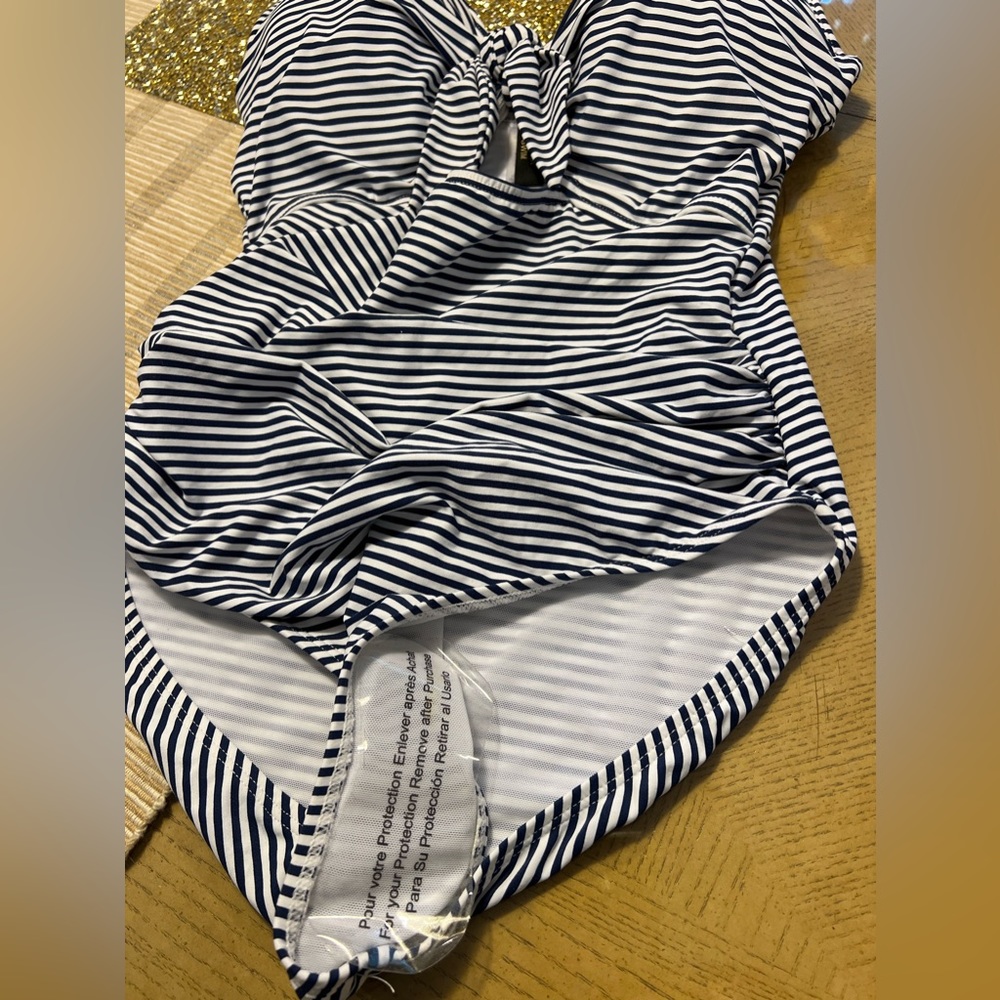 -Swimsuit 💙🤍 - Picture 4 of 5